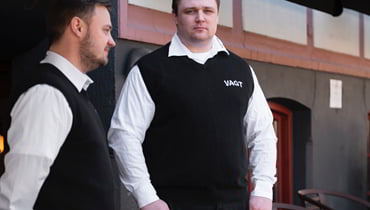 Safetycrew har flere års erfaring og løbende opdaterer vores viden indenfor området. Alle dørmænd og vagter har gennemført lovpligtige kursus.